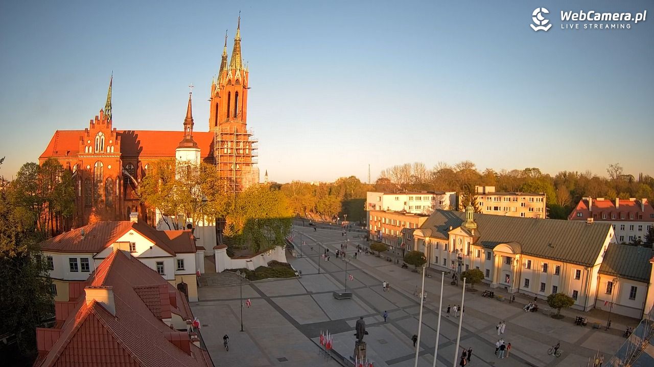 BIAŁYSTOK - widok na Archikatedrę NOWOŚĆ - 02 maj 2026, 19:20