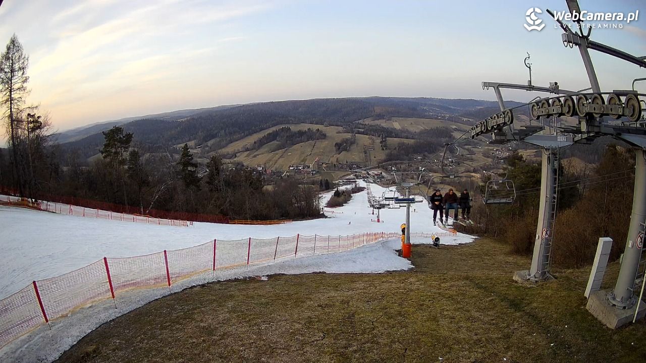 BIESZCZAD.ski Wańkowa - widok z górnej stacji narciarskiej - 22 marzec 2026, 17:33