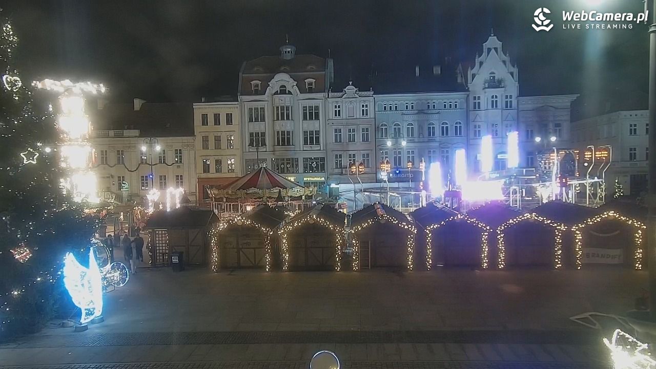 Bydgoszcz - widok na Rynek - 21 grudzień 2025, 22:06