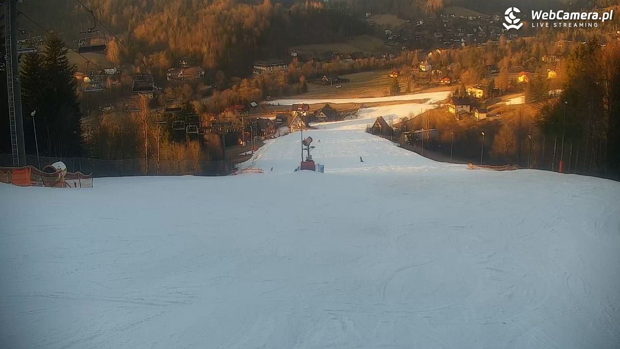 Cieńków - Stacja Narciarska widok z góry - 06 marzec 2026, 16:54