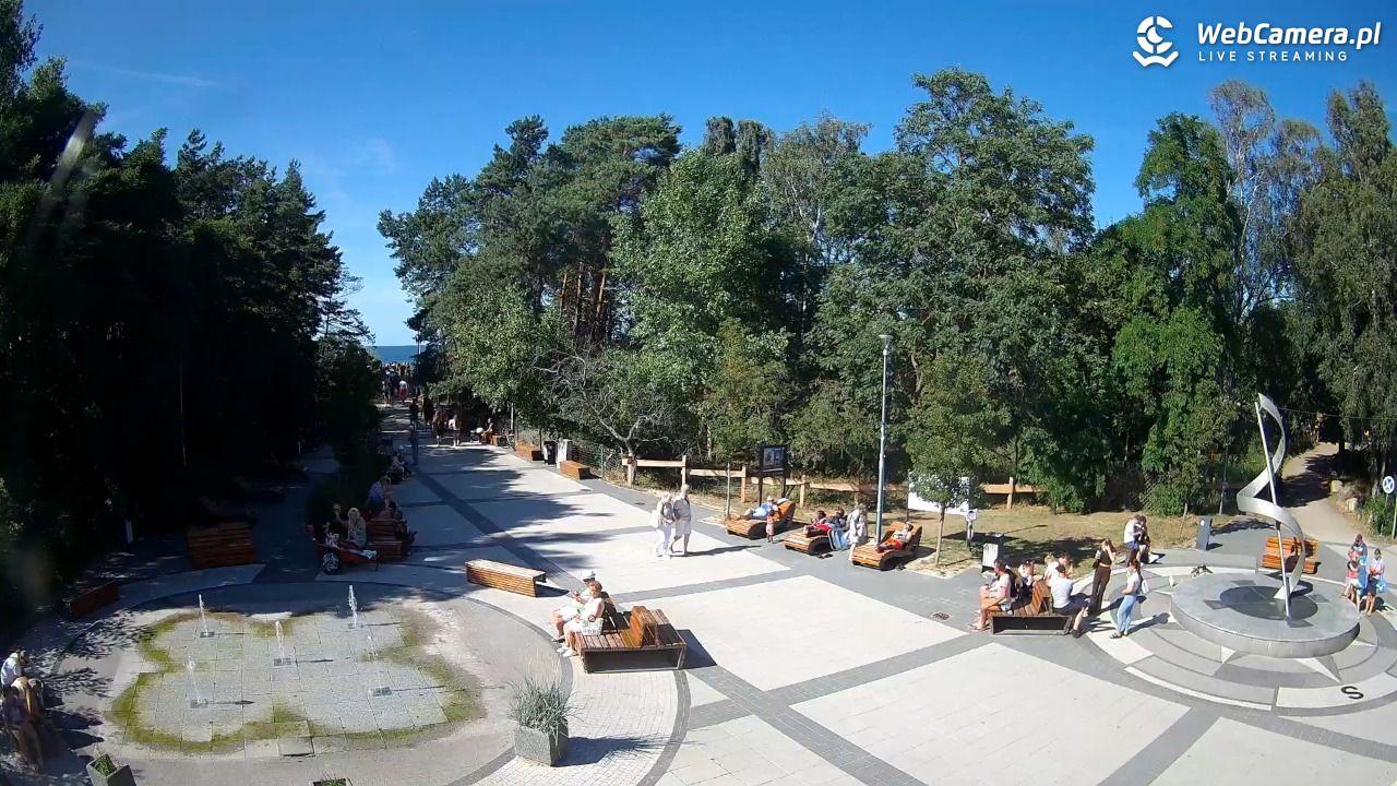 Dziwnówek - widok na deptak - 12 sierpień 2026, 15:55
