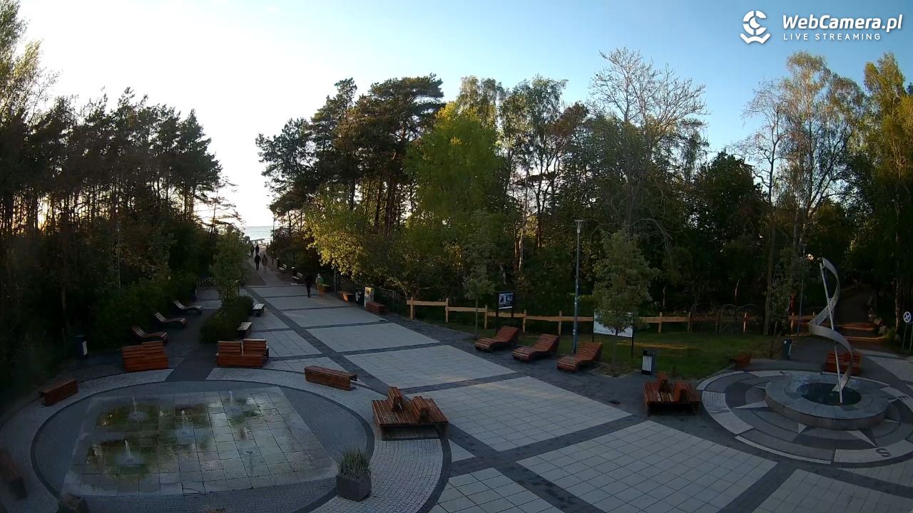 Dziwnówek - widok na deptak - 13 maj 2026, 19:51