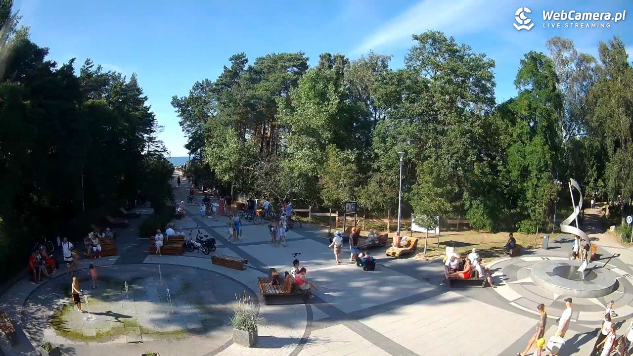 Dziwnówek - widok na deptak - 13 sierpień 2026, 16:53