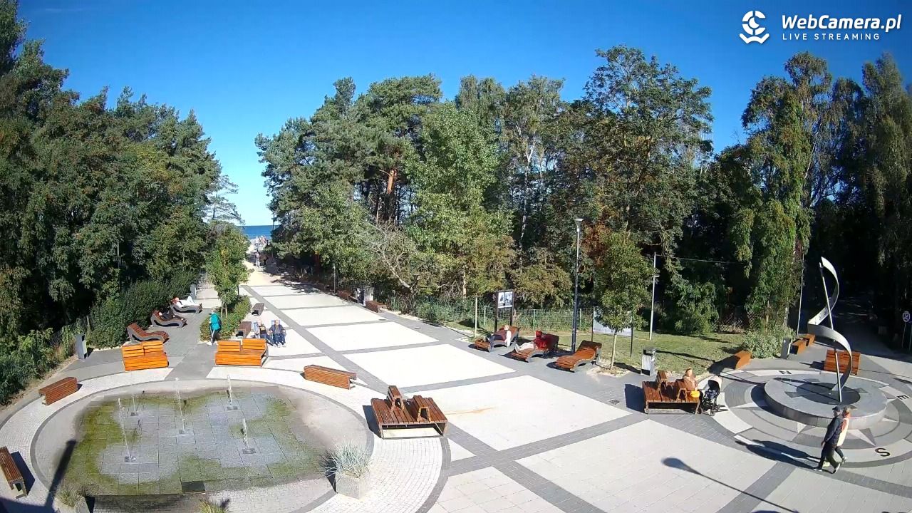 Dziwnówek - widok na deptak - 26 wresień 2025, 10:52