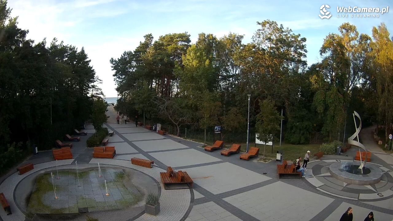 Dziwnówek - widok na deptak - 26 wresień 2025, 17:46