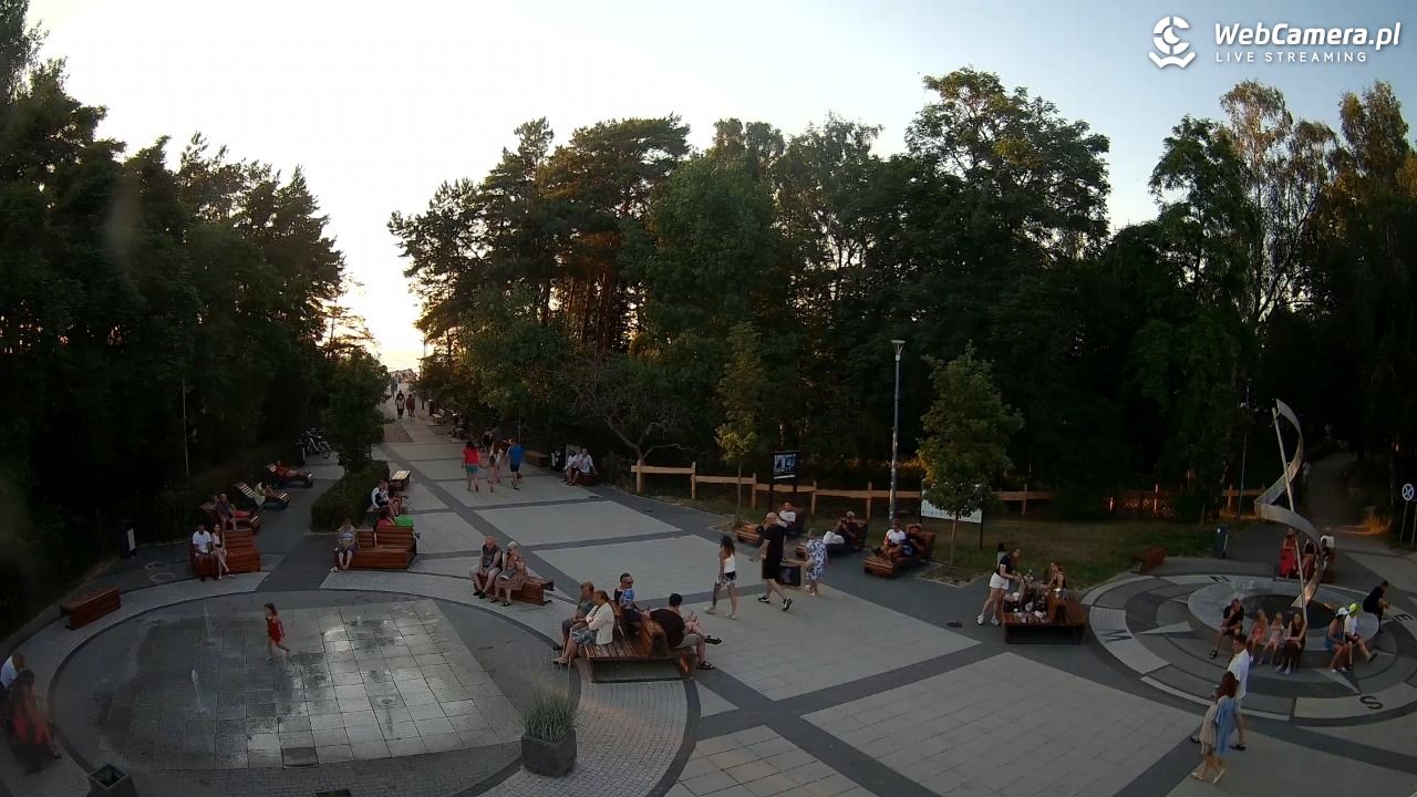 Dziwnówek - widok na deptak - 28 czerwiec 2026, 20:32