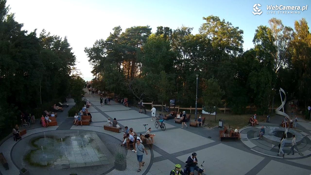 Dziwnówek - widok na deptak - 13 sierpień 2026, 19:28