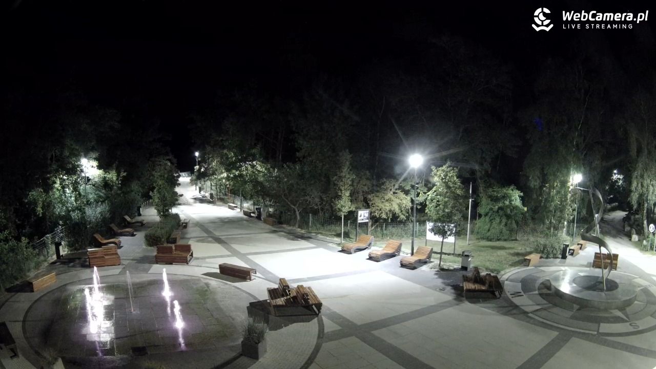 Dziwnówek - widok na deptak - 28 wresień 2025, 22:19