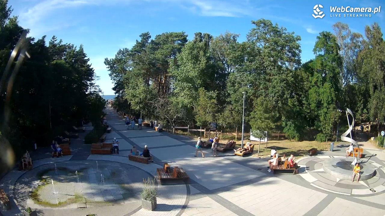 Dziwnówek - widok na deptak - 12 sierpień 2026, 16:52