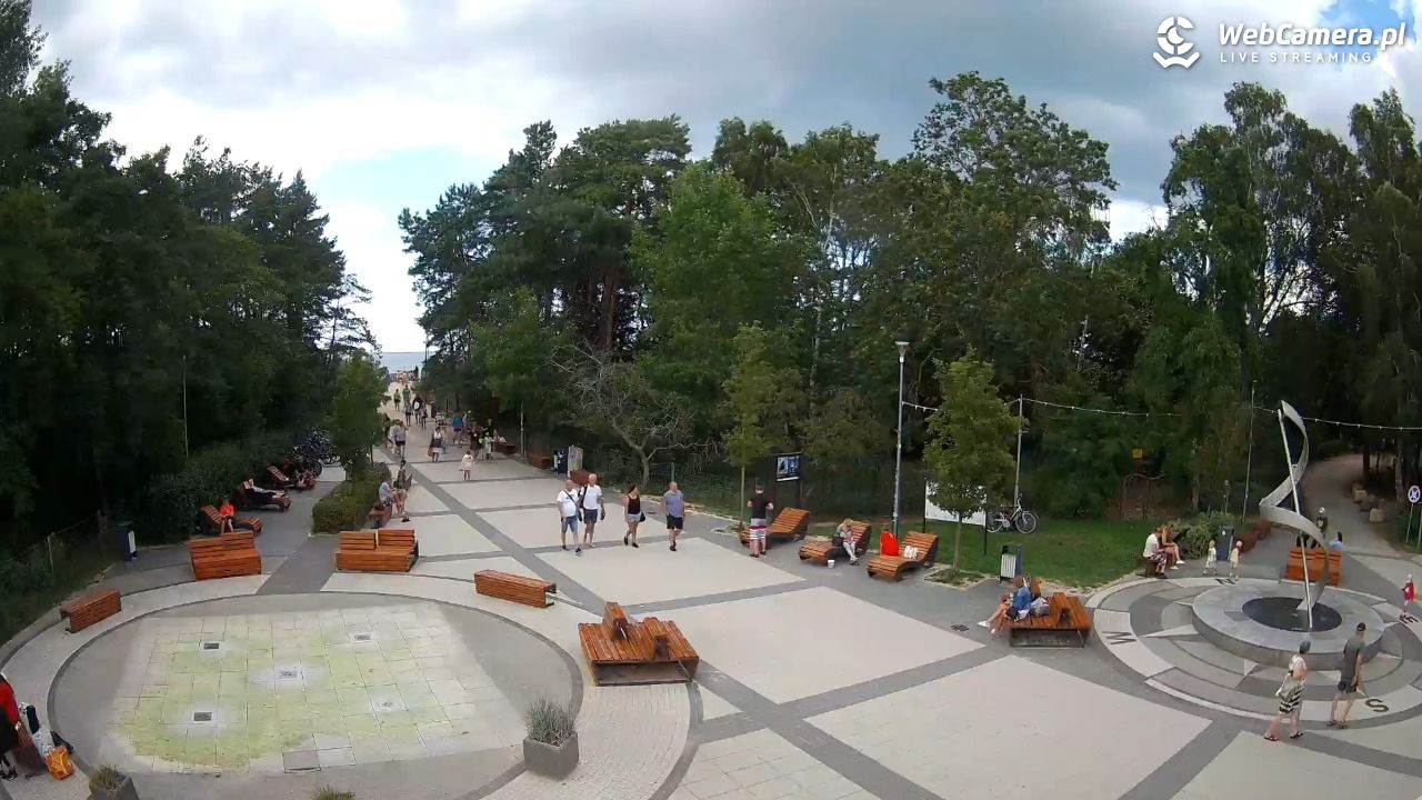 Dziwnówek - widok na deptak - 30 lipiec 2025, 17:03