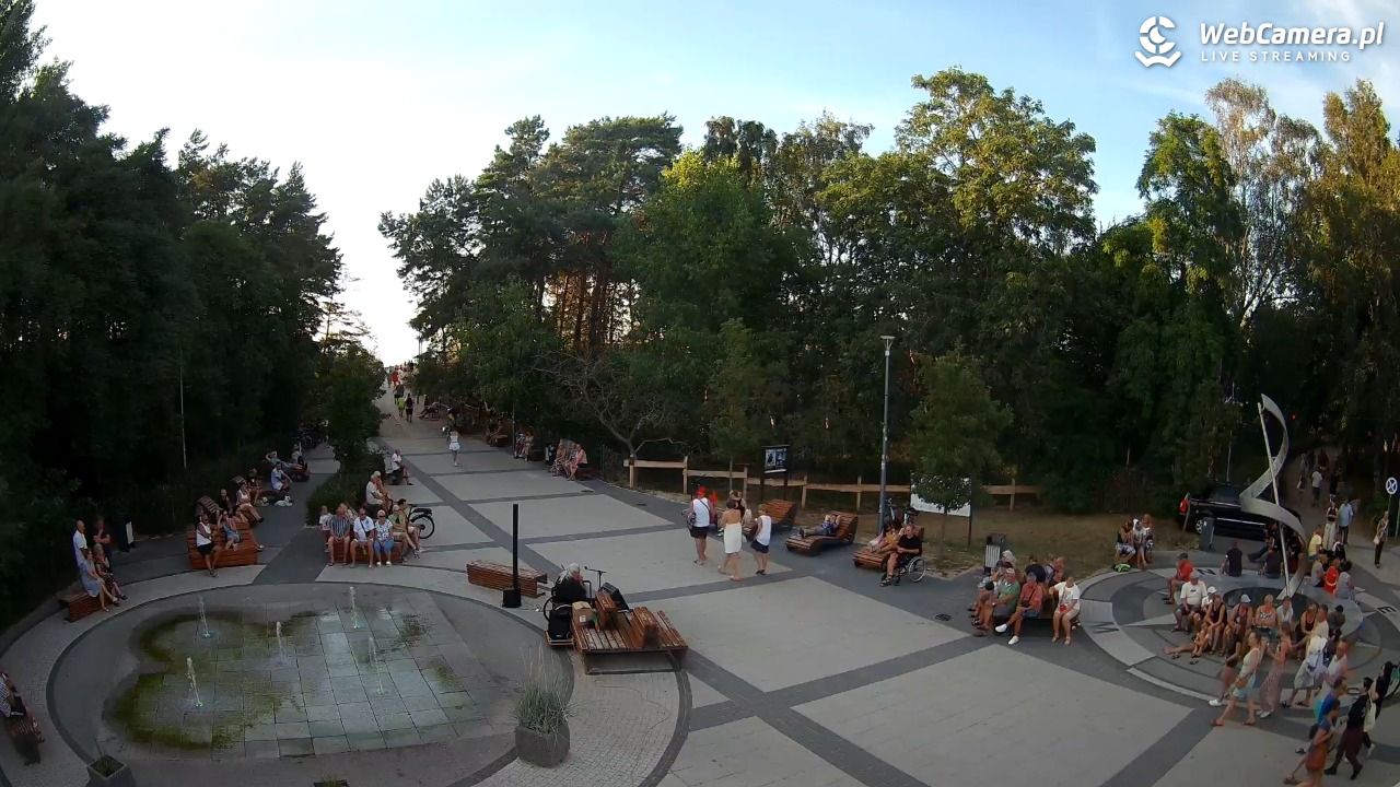 Dziwnówek - widok na deptak - 14 sierpień 2026, 19:17