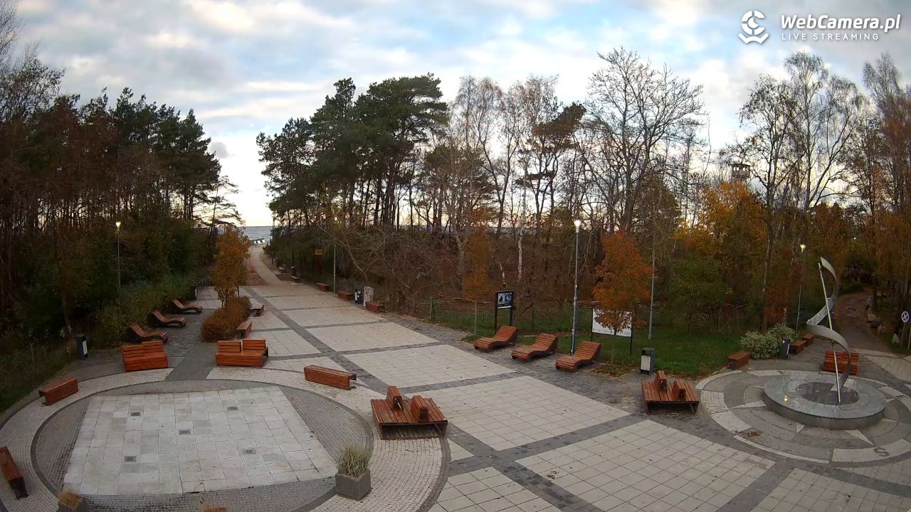 Dziwnówek - widok na deptak - 15 listopad 2025, 08:10