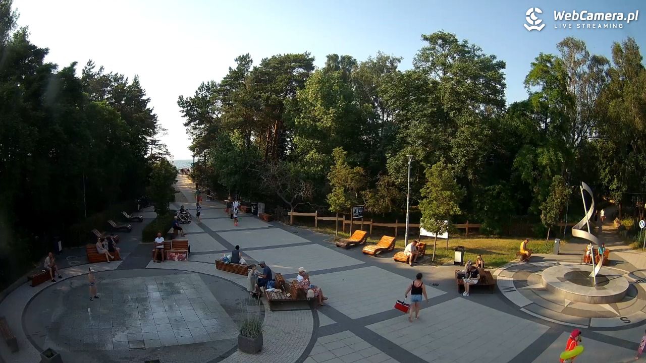 Dziwnówek - widok na deptak - 28 czerwiec 2026, 18:21