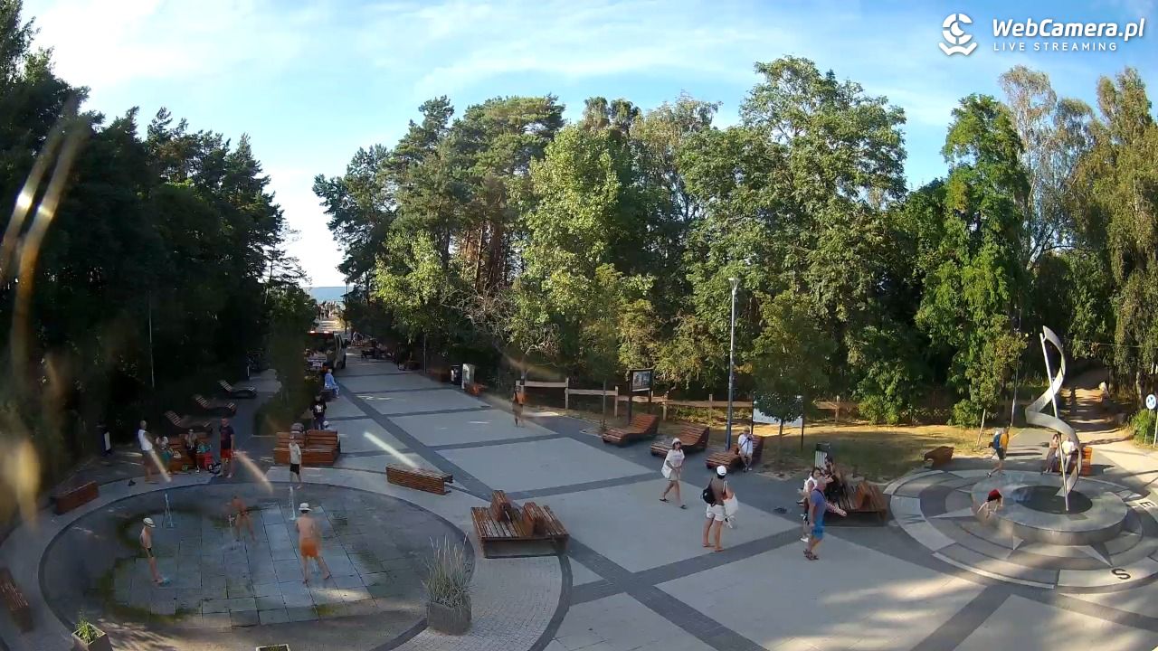 Dziwnówek - widok na deptak - 12 sierpień 2026, 17:46