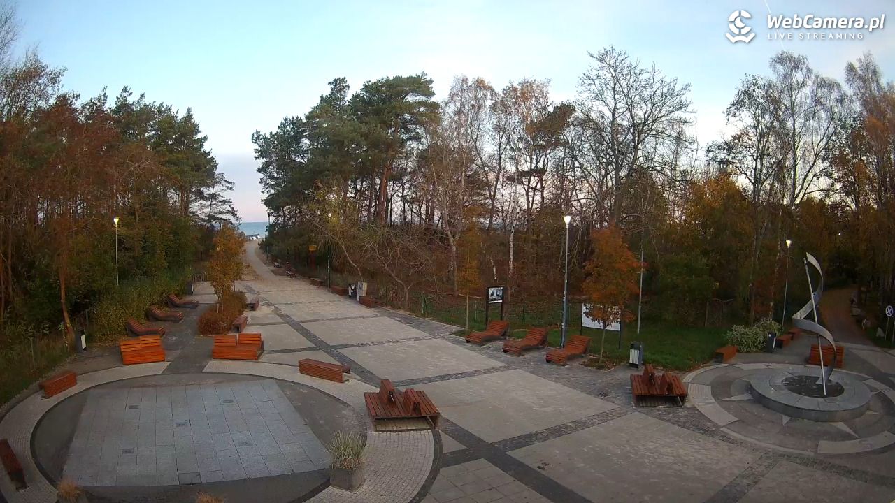 Dziwnówek - widok na deptak - 13 listopad 2025, 07:34