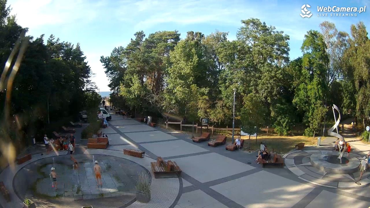 Dziwnówek - widok na deptak - 12 sierpień 2026, 17:47