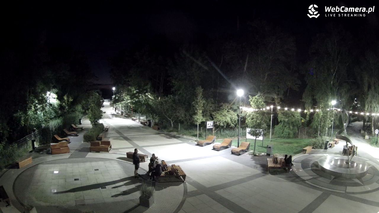 Dziwnówek - widok na deptak - 30 lipiec 2025, 22:59