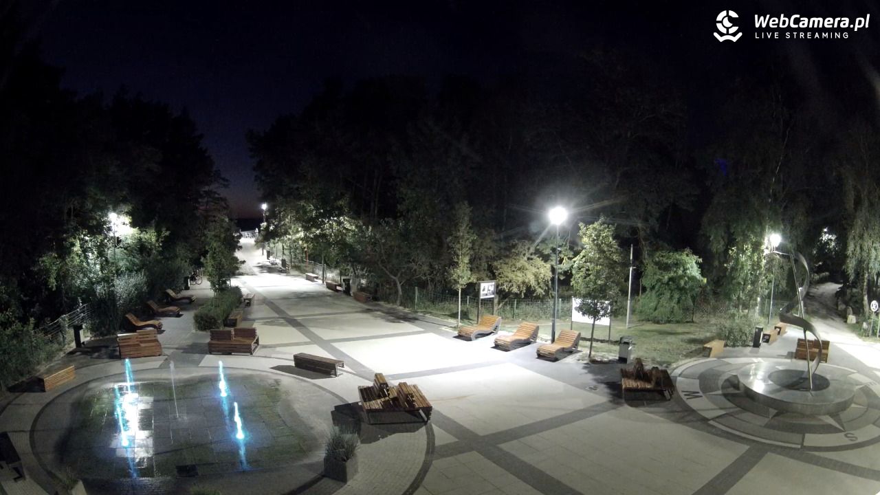 Dziwnówek - widok na deptak - 26 wresień 2025, 19:57