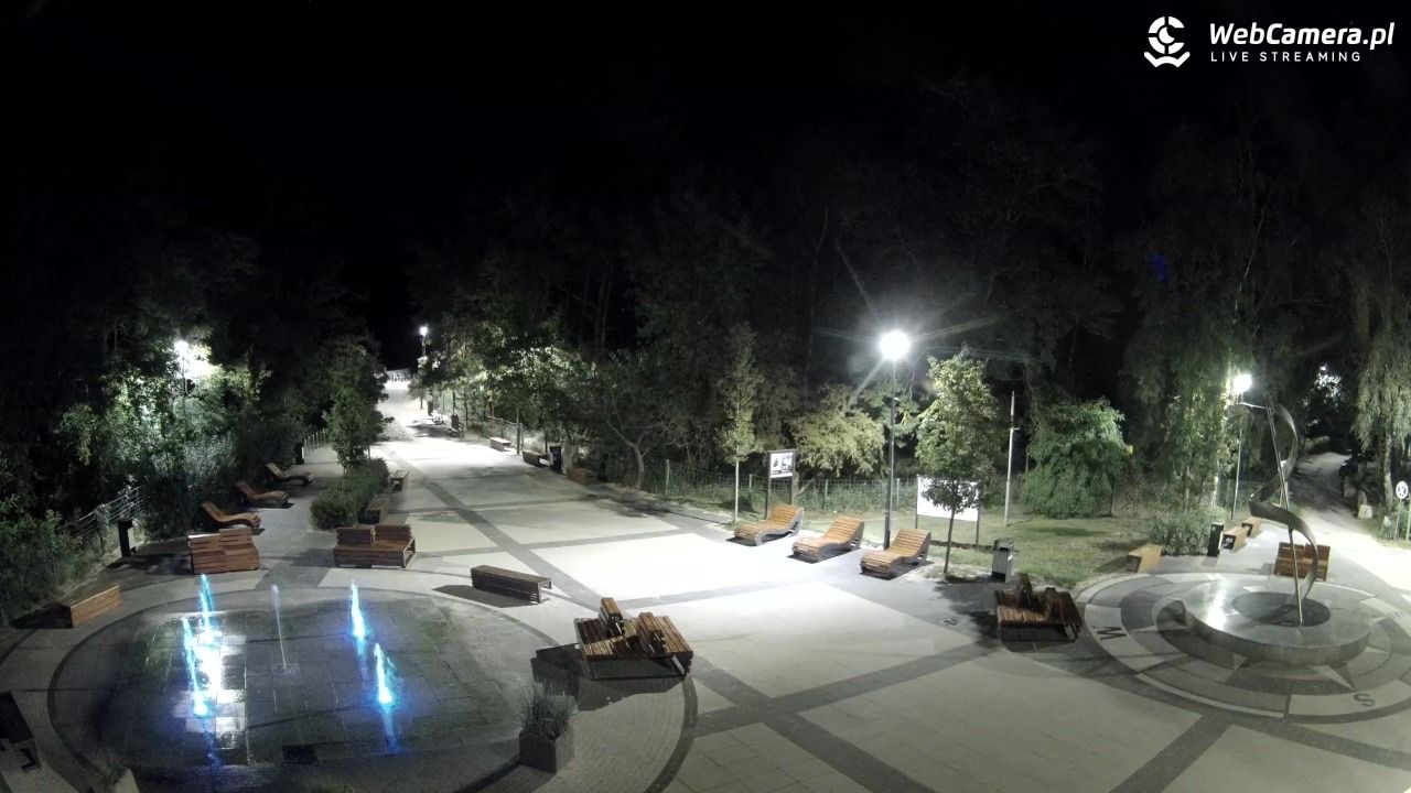 Dziwnówek - widok na deptak - 28 wresień 2025, 22:19