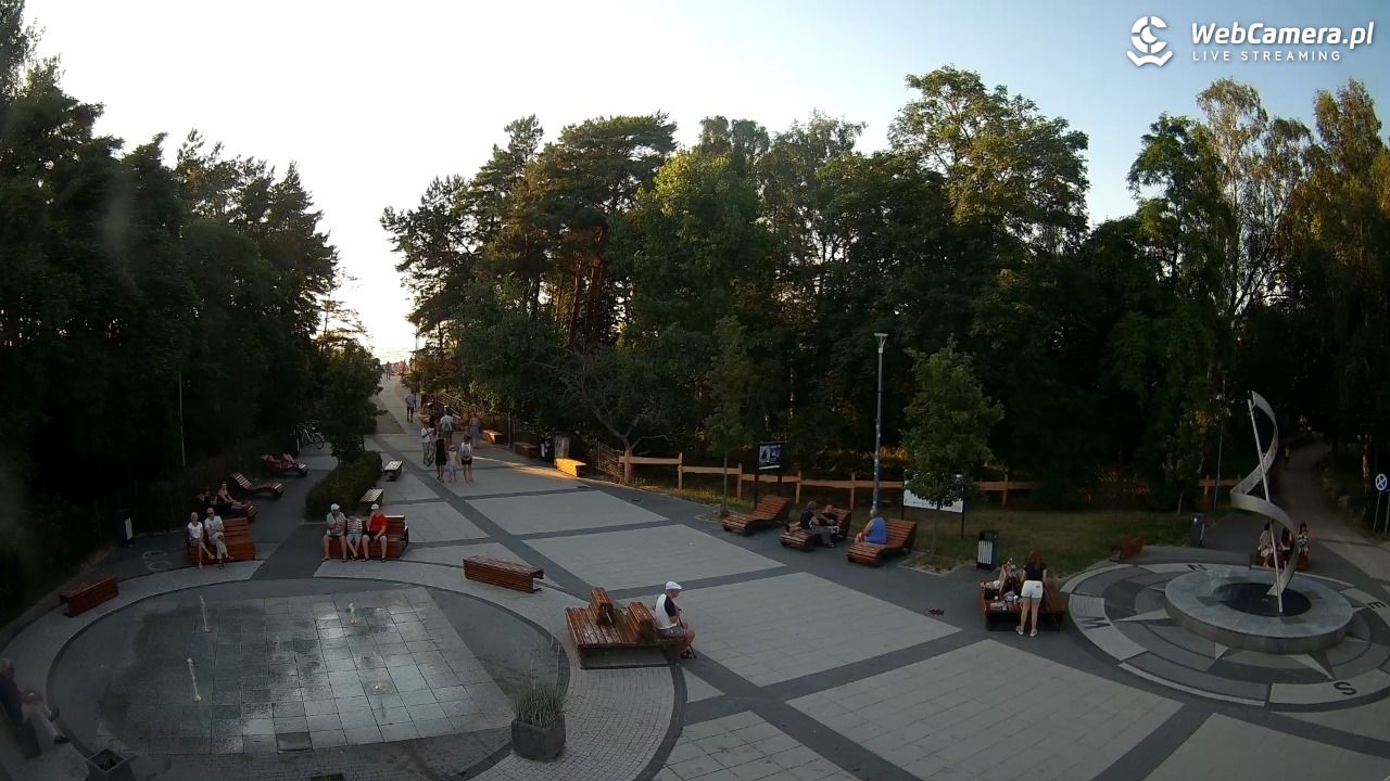 Dziwnówek - widok na deptak - 28 czerwiec 2026, 19:54