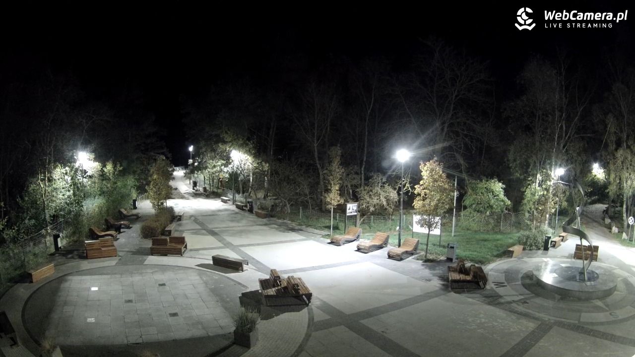 Dziwnówek - widok na deptak - 13 listopad 2025, 18:54