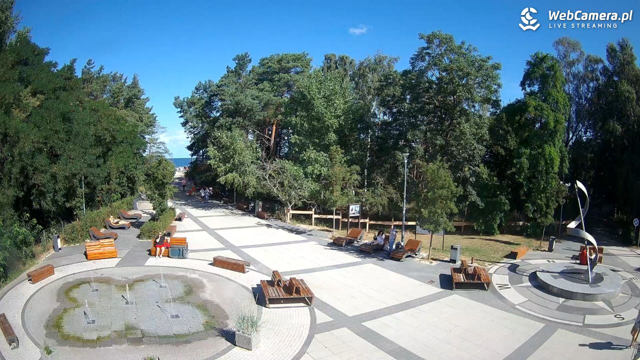Dziwnówek - widok na deptak - 12 sierpień 2026, 10:14