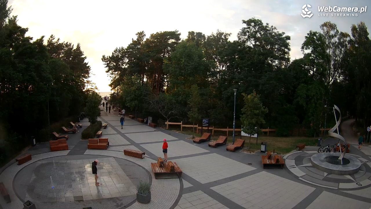 Dziwnówek - widok na deptak - 29 czerwiec 2026, 21:04