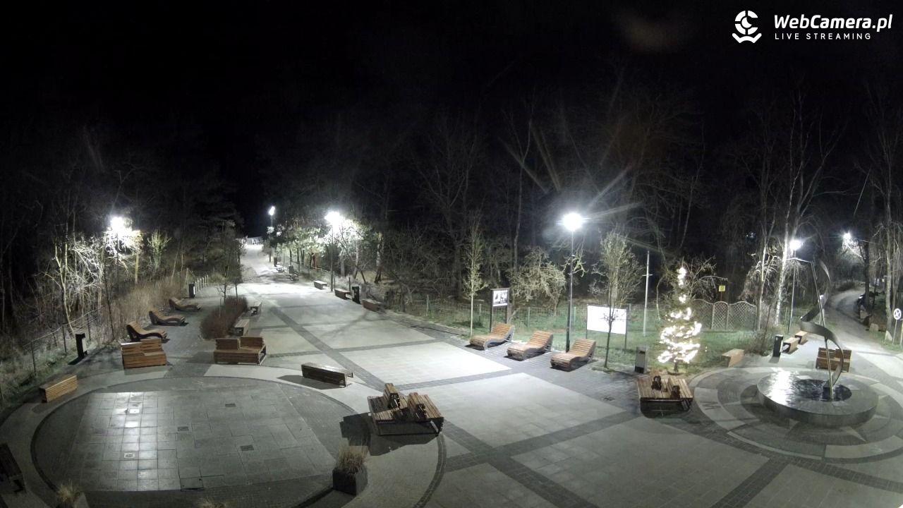Dziwnówek - widok na deptak - 26 grudzień 2025, 21:04