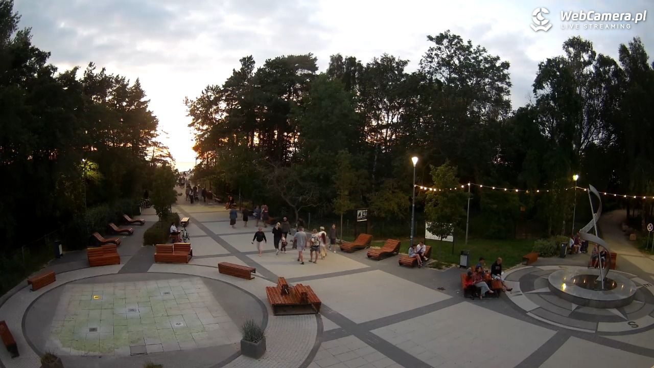 Dziwnówek - widok na deptak - 30 lipiec 2025, 21:19