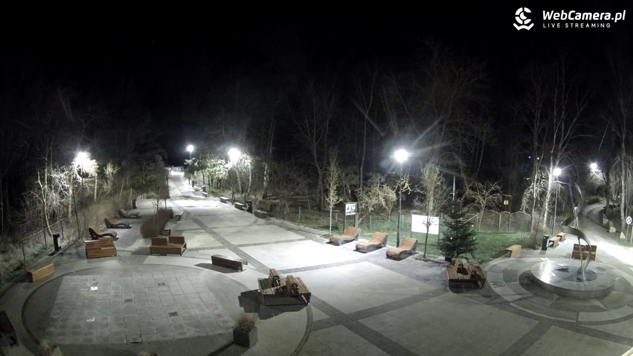 Dziwnówek - widok na deptak - 27 grudzień 2025, 22:57