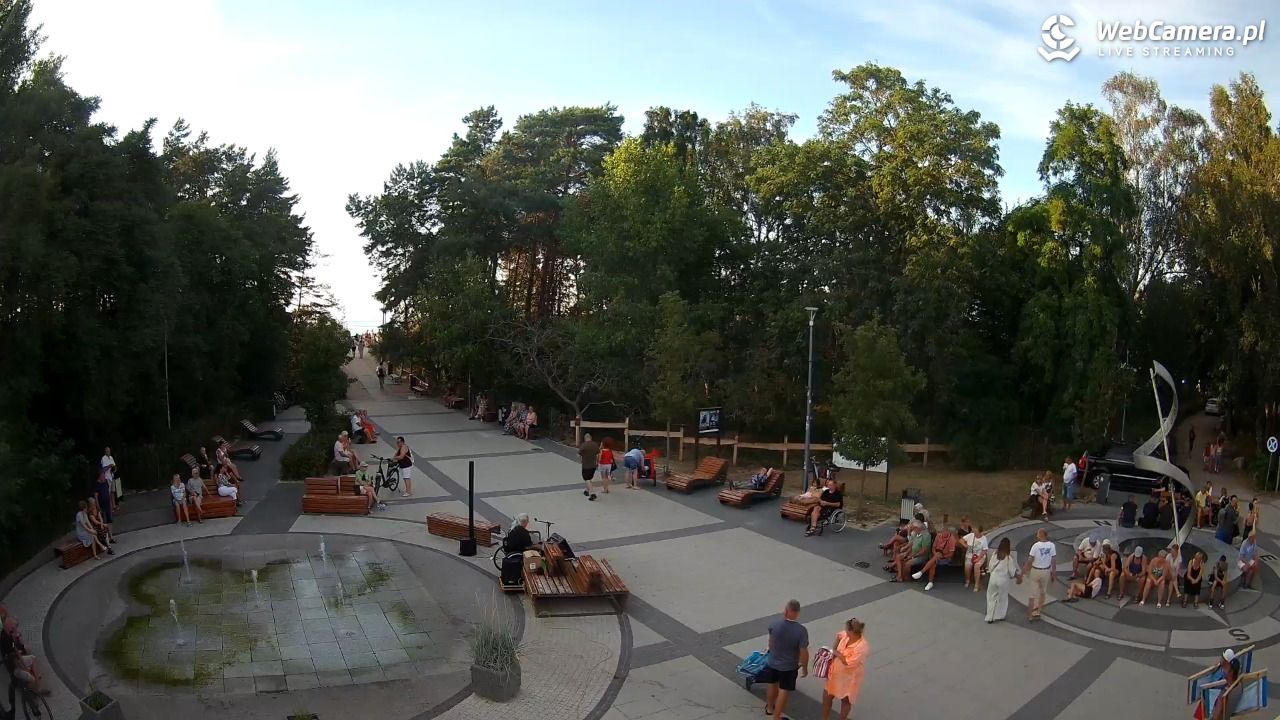 Dziwnówek - widok na deptak - 14 sierpień 2026, 19:08