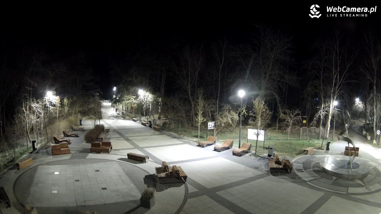 Dziwnówek - widok na deptak - 27 marzec 2026, 20:24