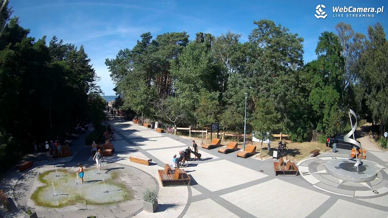 Dziwnówek - widok na deptak - 14 sierpień 2026, 15:33