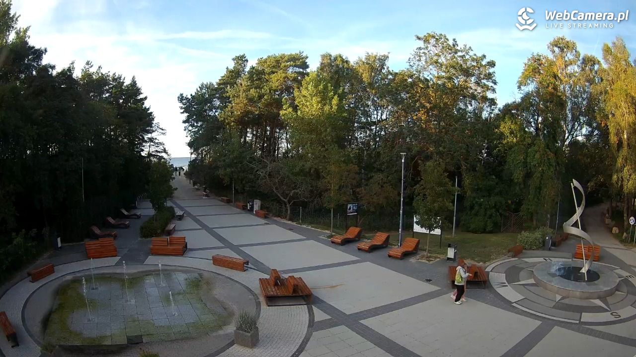 Dziwnówek - widok na deptak - 26 wresień 2025, 17:31