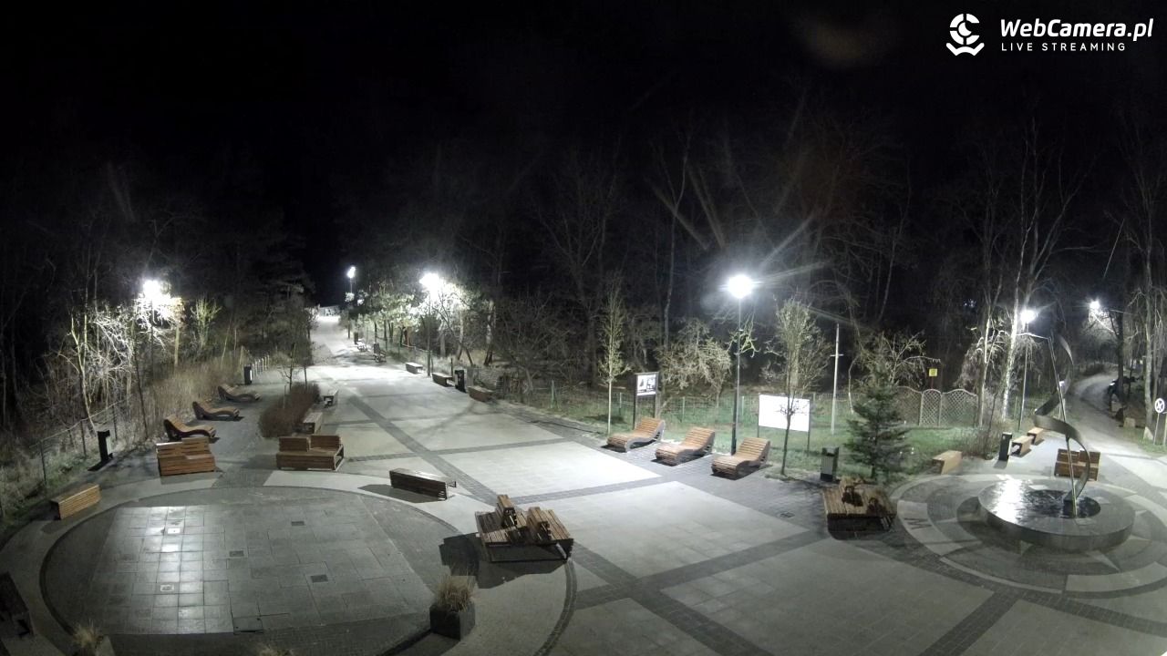 Dziwnówek - widok na deptak - 26 grudzień 2025, 21:04