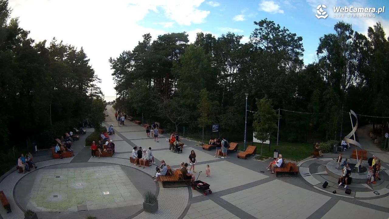 Dziwnówek - widok na deptak - 30 lipiec 2025, 19:26