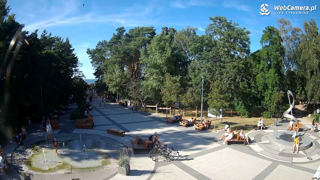 Dziwnówek - widok na deptak - 12 sierpień 2026, 16:43
