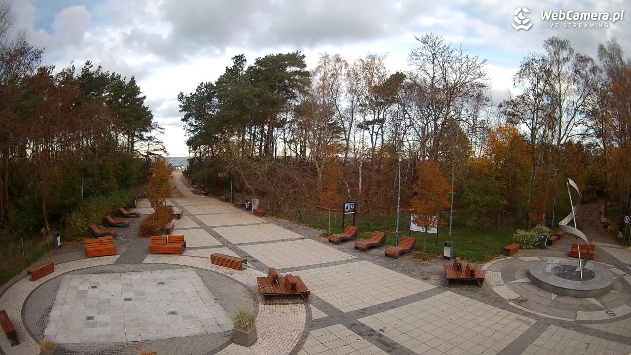 Dziwnówek - widok na deptak - 15 listopad 2025, 08:47