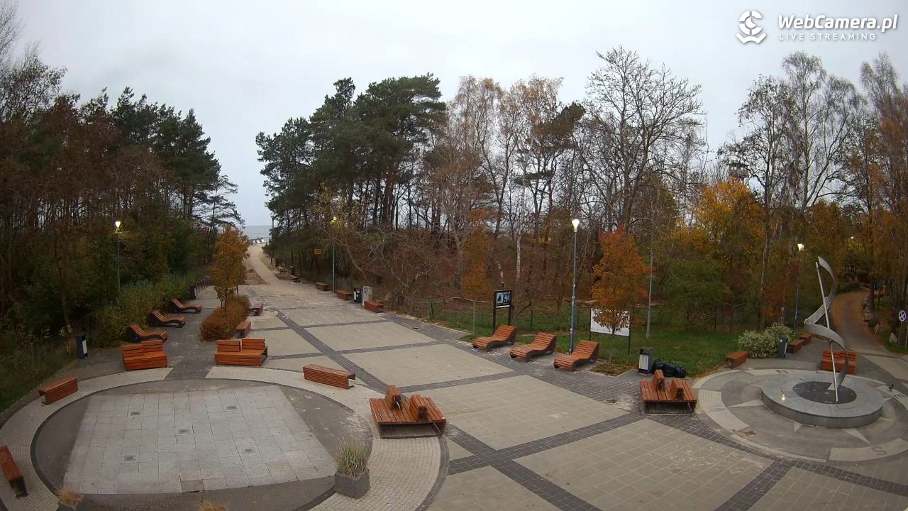 Dziwnówek - widok na deptak - 14 listopad 2025, 08:11