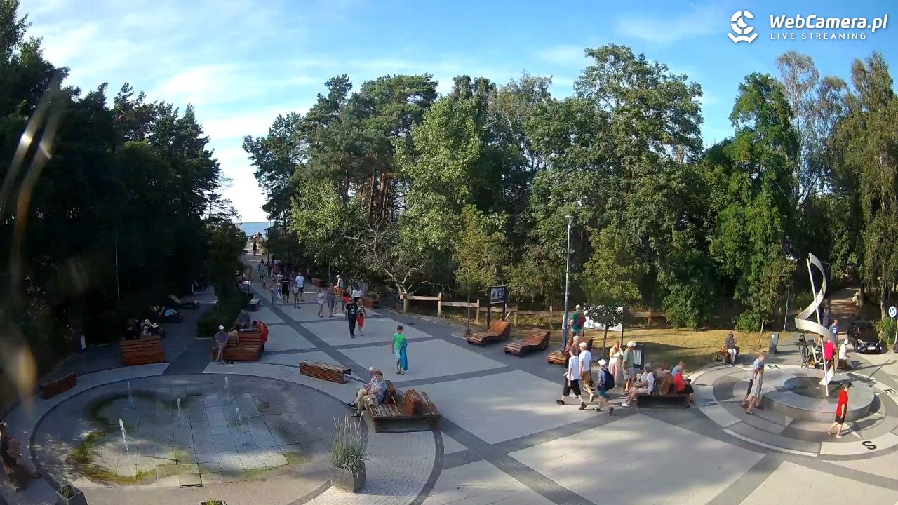 Dziwnówek - widok na deptak - 12 sierpień 2026, 17:18