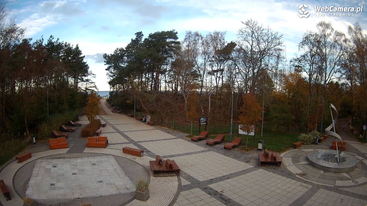 Dziwnówek - widok na deptak - 15 listopad 2025, 09:09