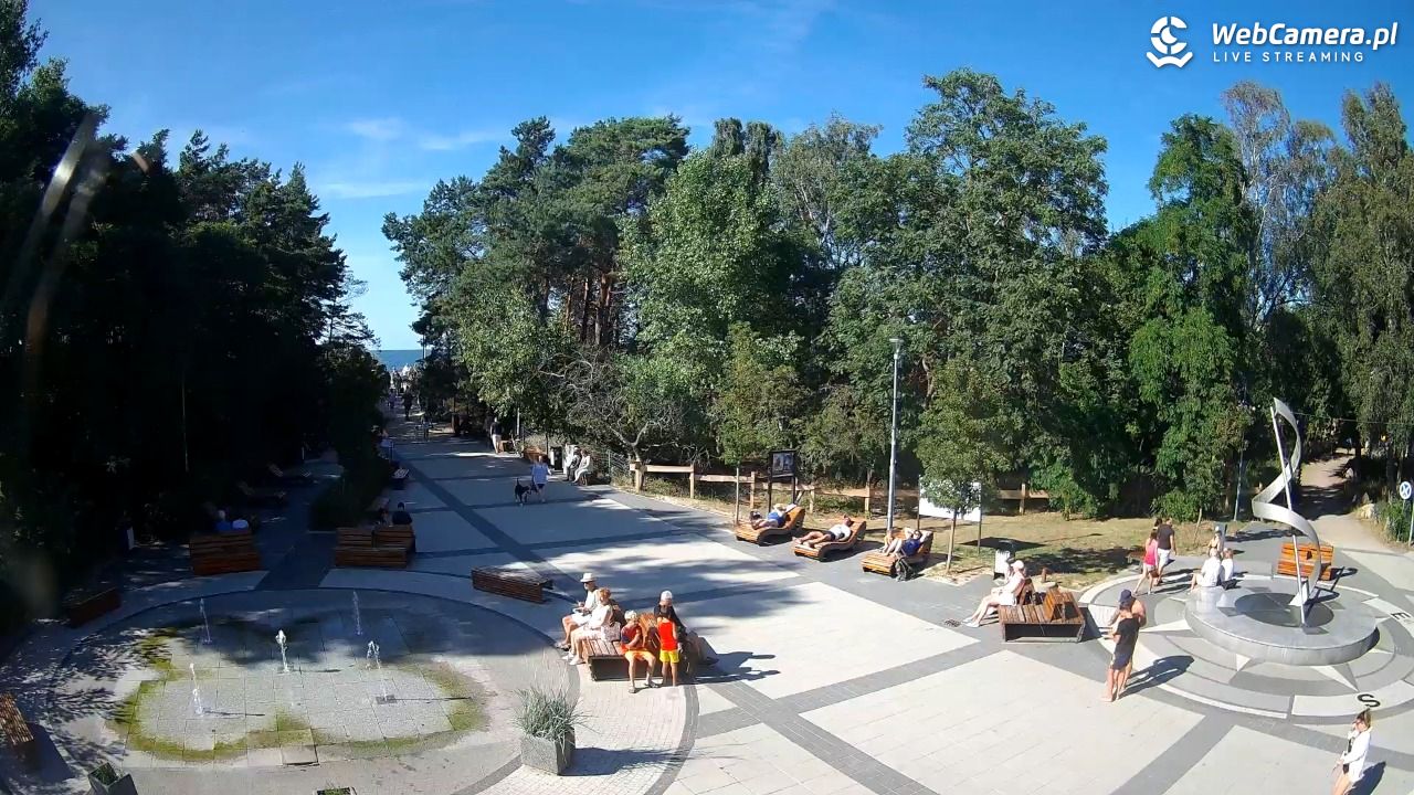 Dziwnówek - widok na deptak - 12 sierpień 2026, 16:24