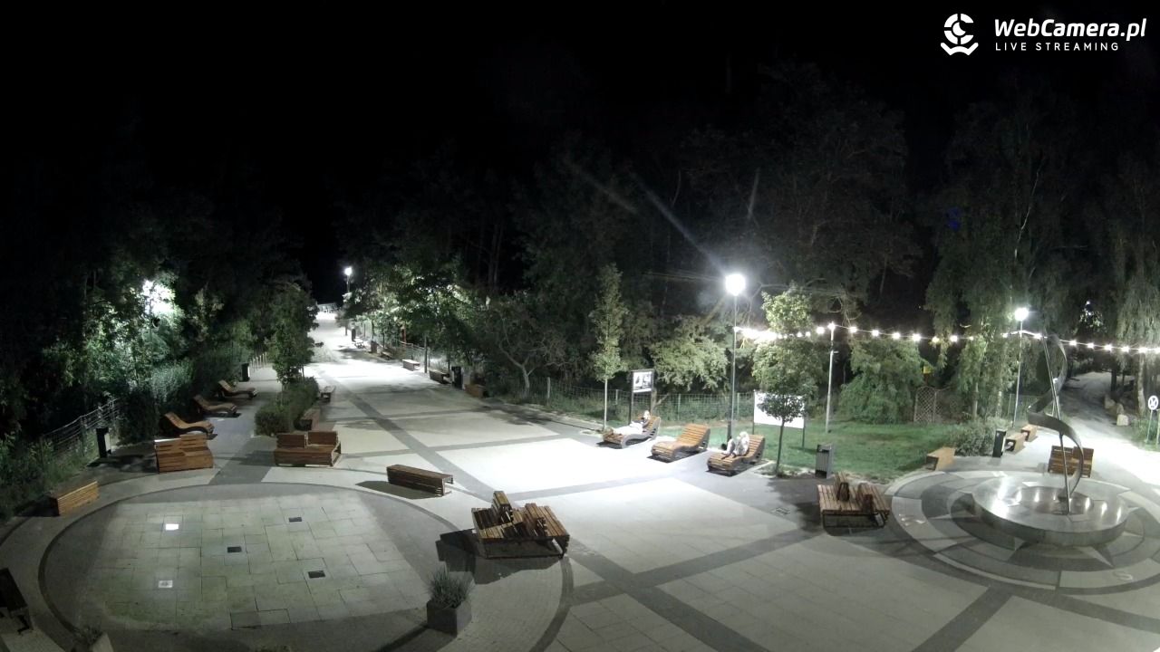 Dziwnówek - widok na deptak - 30 lipiec 2025, 23:57
