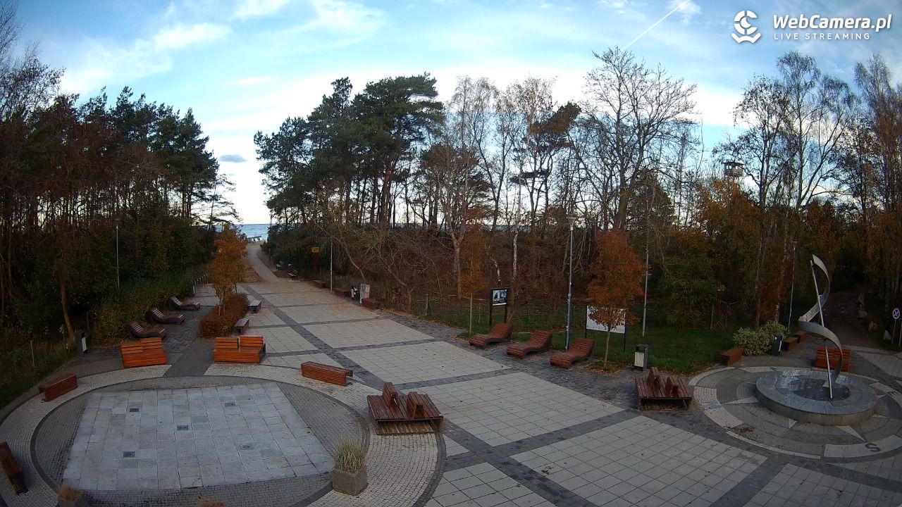 Dziwnówek - widok na deptak - 15 listopad 2025, 09:23