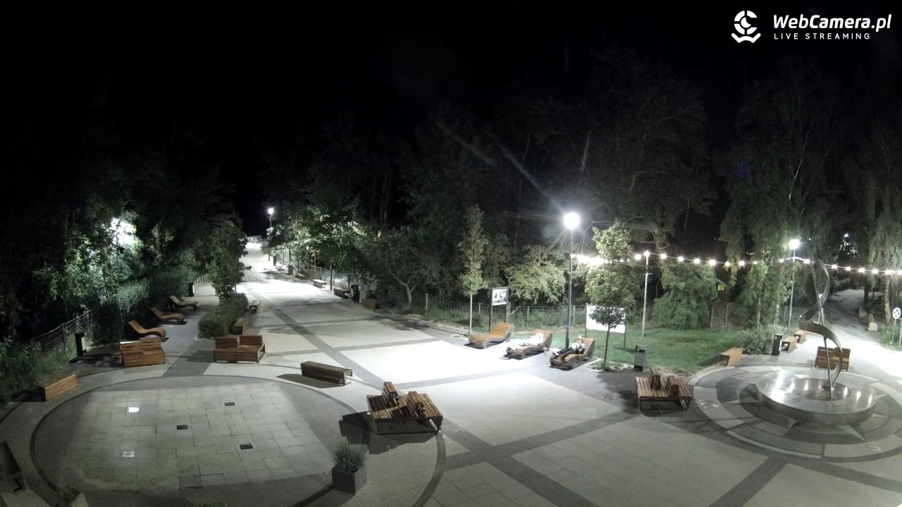 Dziwnówek - widok na deptak - 30 lipiec 2025, 23:46