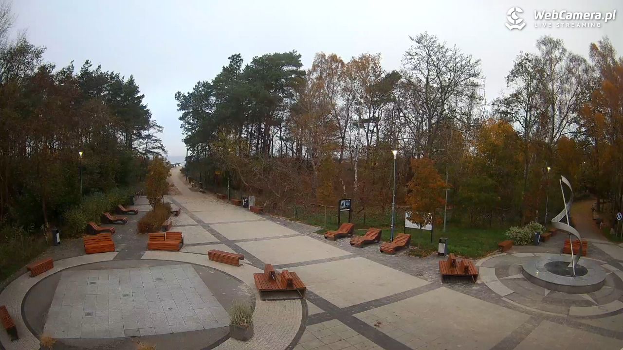 Dziwnówek - widok na deptak - 11 listopad 2025, 08:13