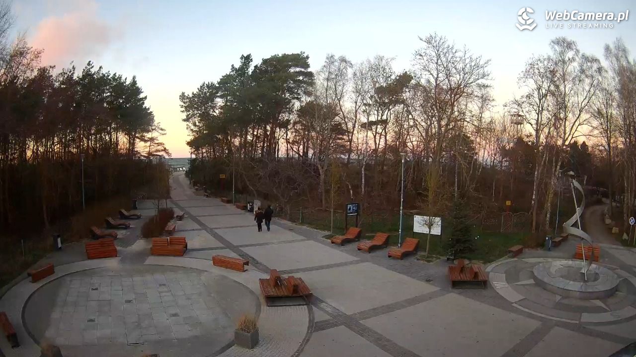Dziwnówek - widok na deptak - 28 grudzień 2025, 15:46