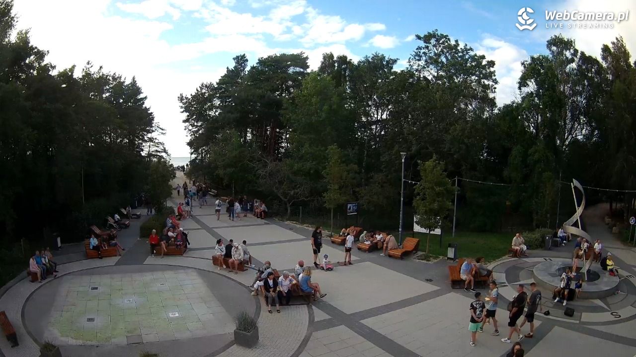 Dziwnówek - widok na deptak - 30 lipiec 2025, 19:18