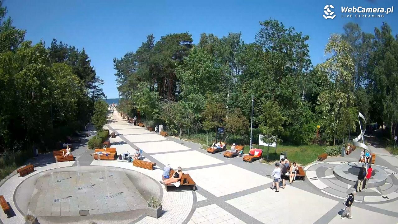 Dziwnówek - widok na deptak - 13 czerwiec 2025, 13:51