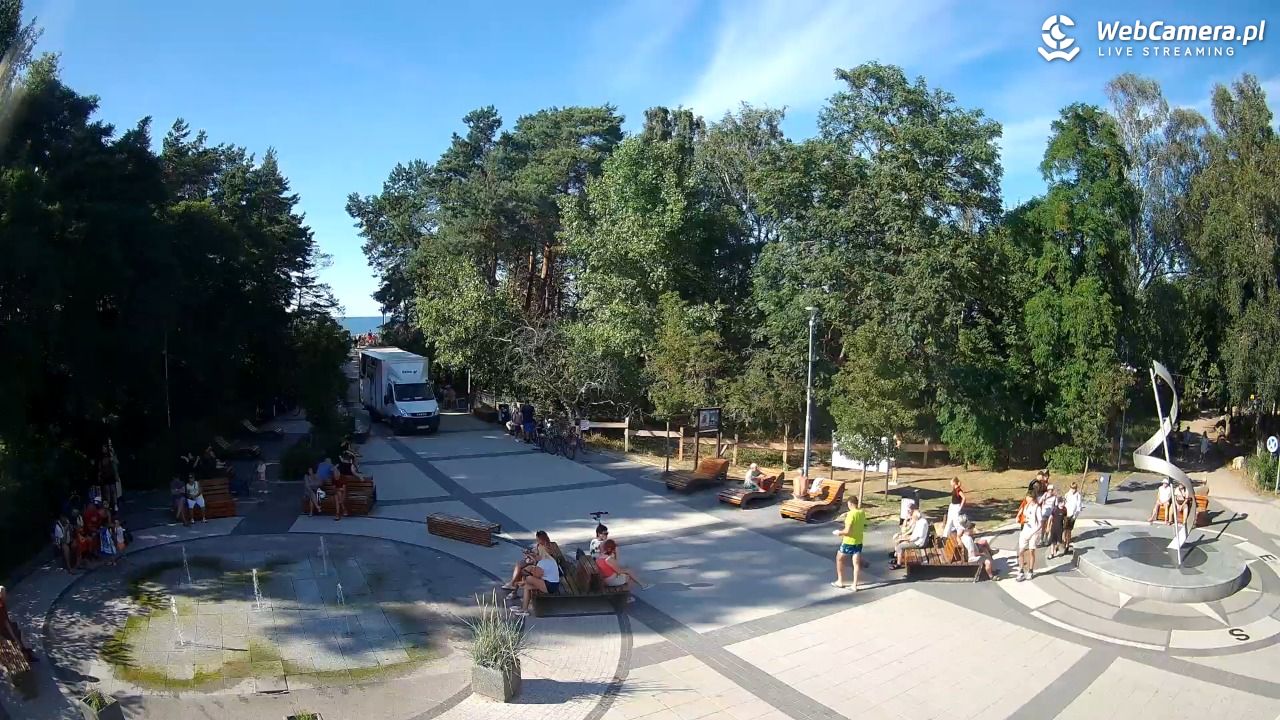 Dziwnówek - widok na deptak - 13 sierpień 2026, 16:46